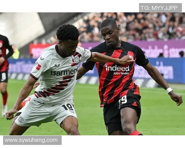 足球球星与摄像头碰拳瞬间诠释体育精神与镜头背后的默契合作