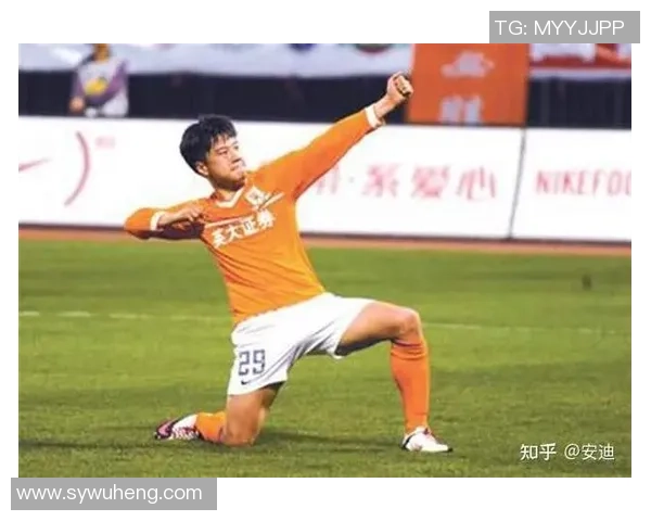 足球球星街头被粉丝认出引发围观 亲切回应粉丝热情互动现场温馨瞬间