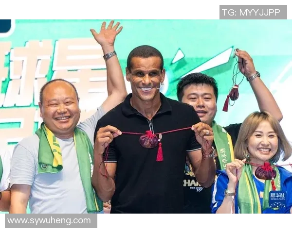 足球球星身着便装与球迷亲切合影展现日常休闲时光